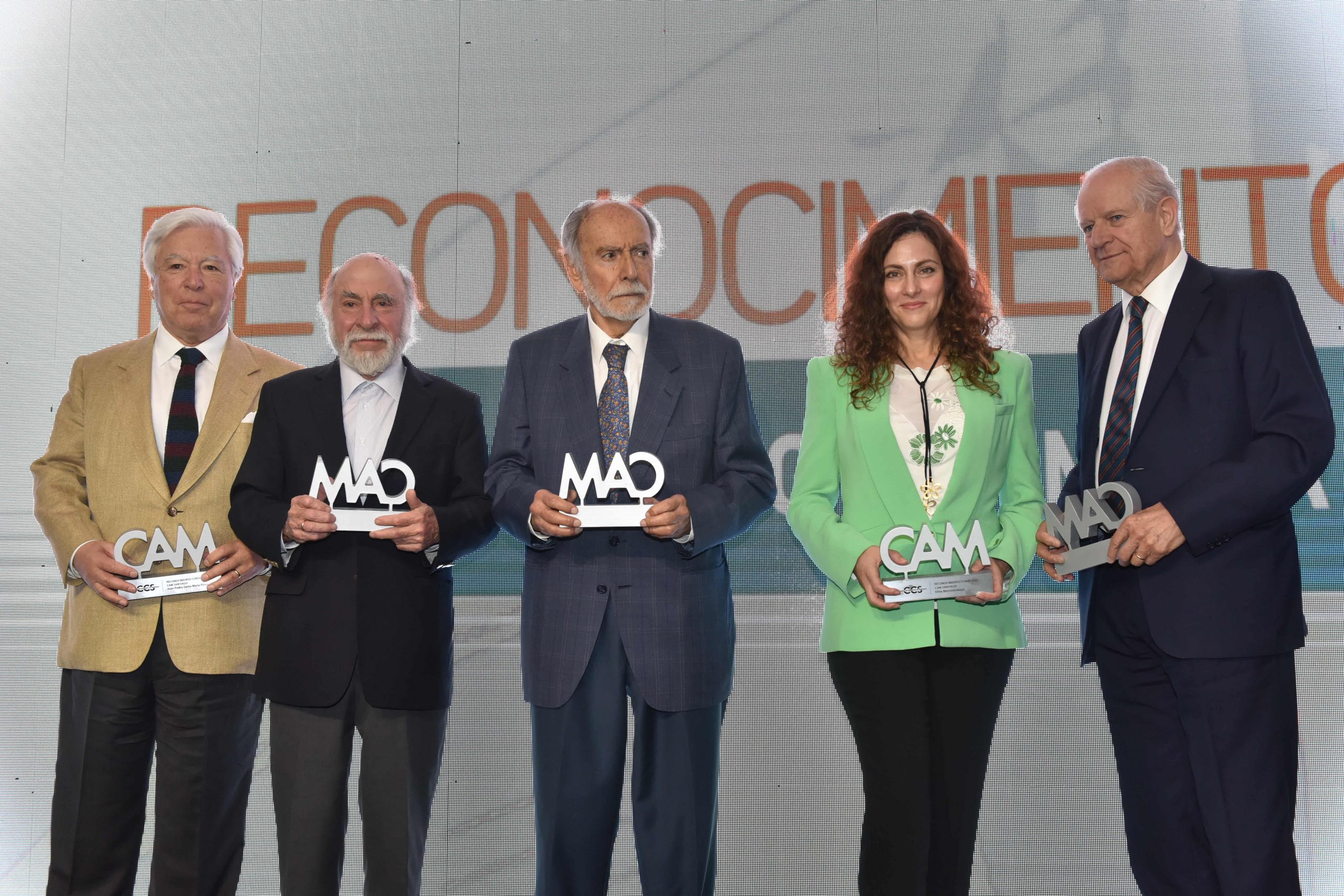 El CAM Santiago celebra 30 años con lanzamiento de libro y reconocimiento a destacadas figuras