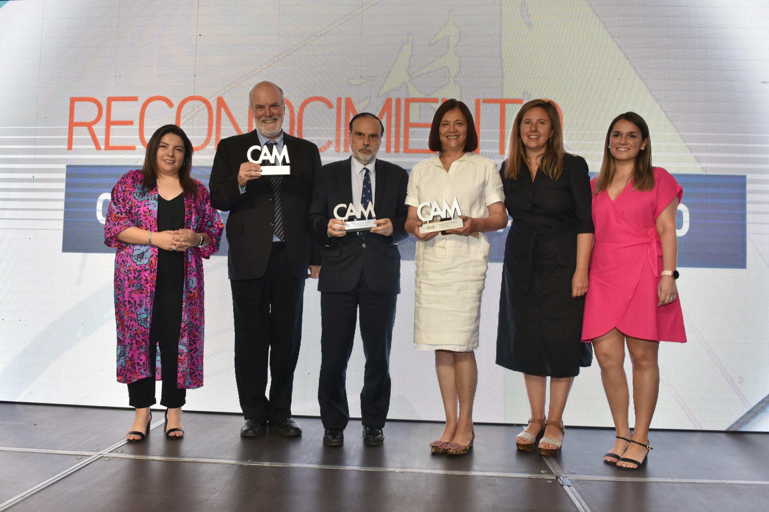 El CAM Santiago celebra 30 años con lanzamiento de libro y reconocimiento a destacadas figuras