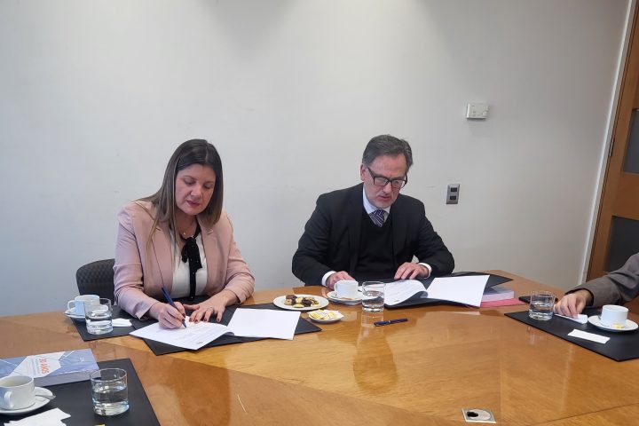 CAM Santiago y Universidad Andrés Bello firman convenio de colaboración