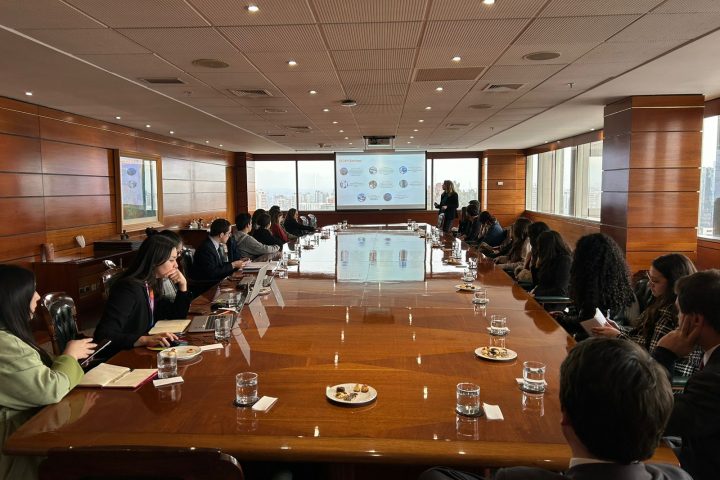 Estudiantes de OPR de la Pontificia Universidad Católica de Chile asisten a una clase en el CAM Santiago