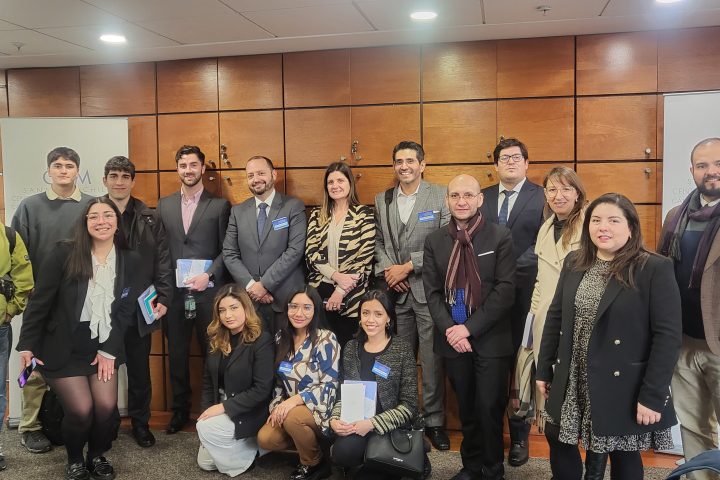 Ayudantes y Expertos (as) en Derecho Económico visitan el CAM Santiago