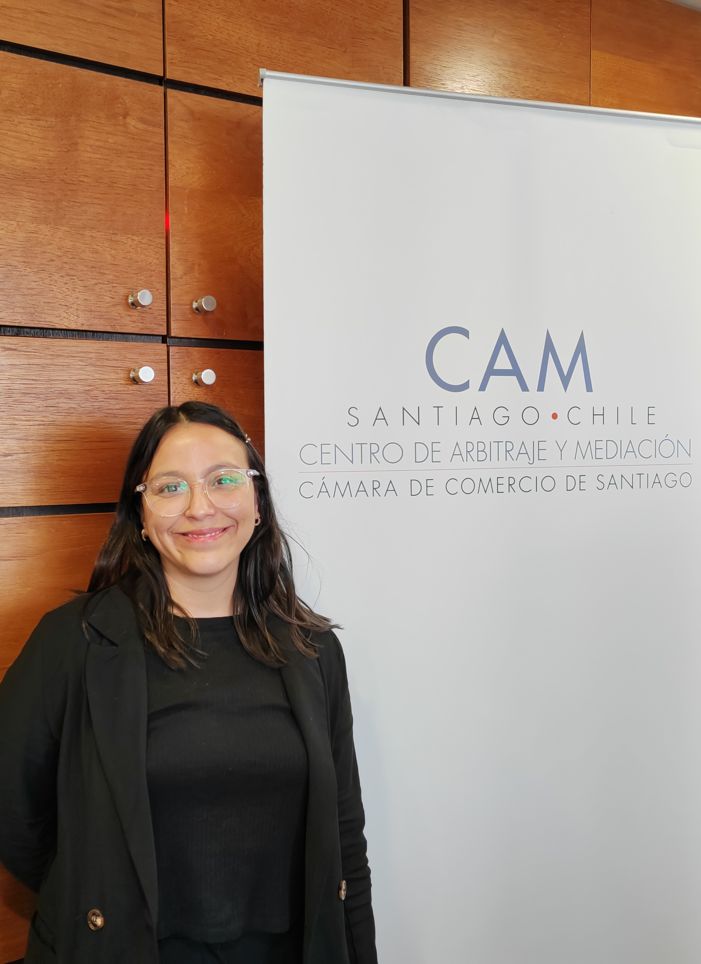 Egresada y Abogada de la Facultad de Derecho de la Universidad de Chile concluyen pasantías en el CAM Santiago