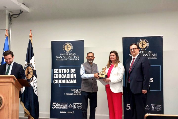 Directora Ejecutiva del CAM Santiago recibe el Premio Mahatma Gandhi