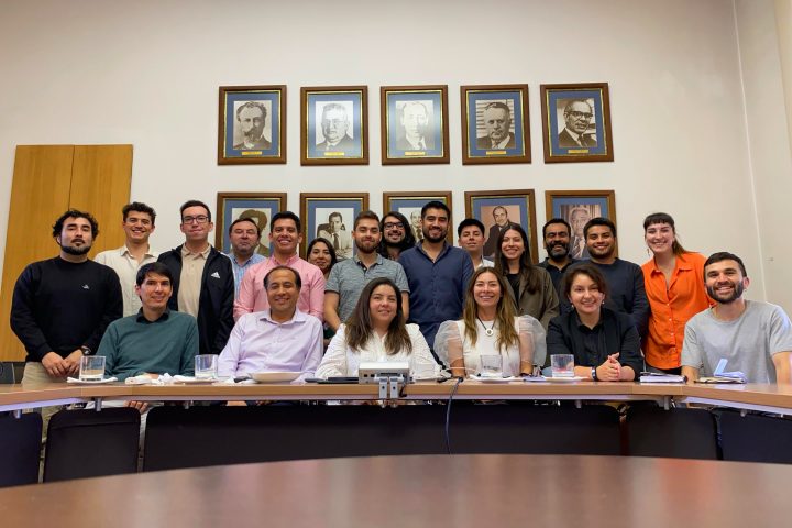 Laura Aguilera imparte charla en el Centro de Investigación, Desarrollo e Innovación de Estructuras y Materiales (IDIEM) de la Universidad de Chile