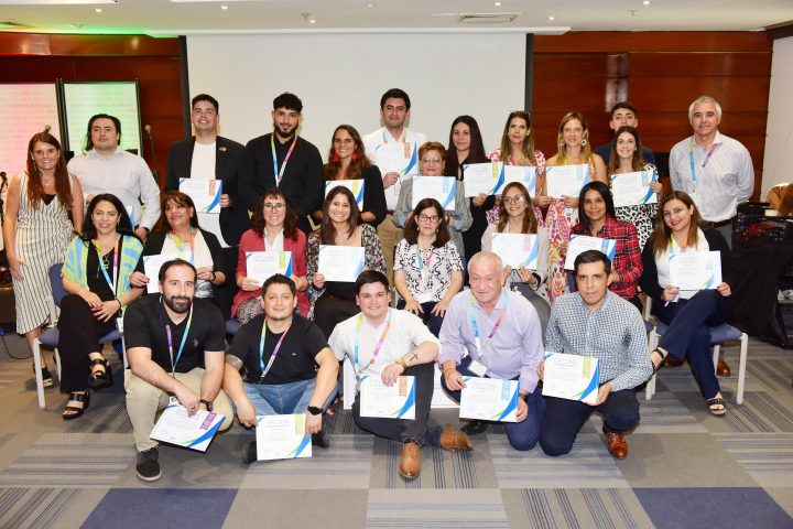 Equipo del CAM Santiago recibe reconocimientos por representar «Pilares de la Cultura de la CCS»