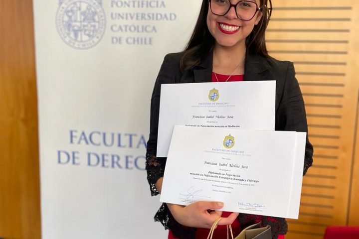 Francisca Molina aprueba «Diplomado en Negociación» de la Pontificia Universidad Católica de Chile