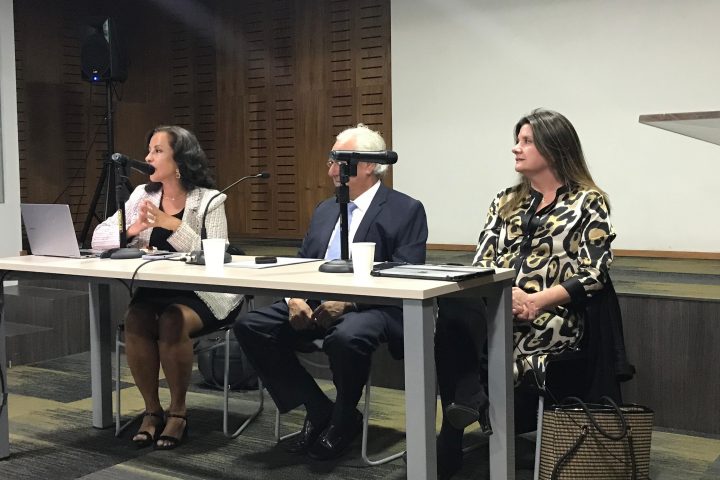 Macarena Letelier expone en conversatorio sobre gestión de conflictos en contratos de construcción