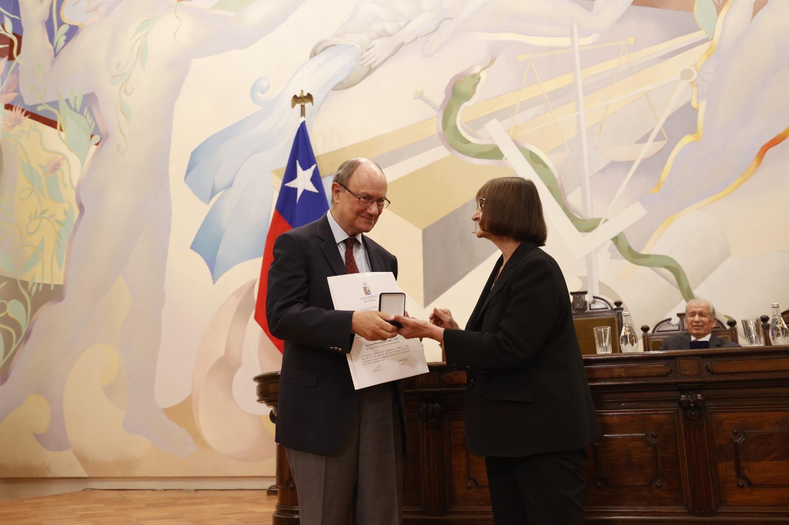 Dr. Enrique Barros Bourie (Consejero del CAM Santiago), recibe la Medalla Juvenal Hernández en la mención Artes, Letras y Humanidades en la Universidad de Chile