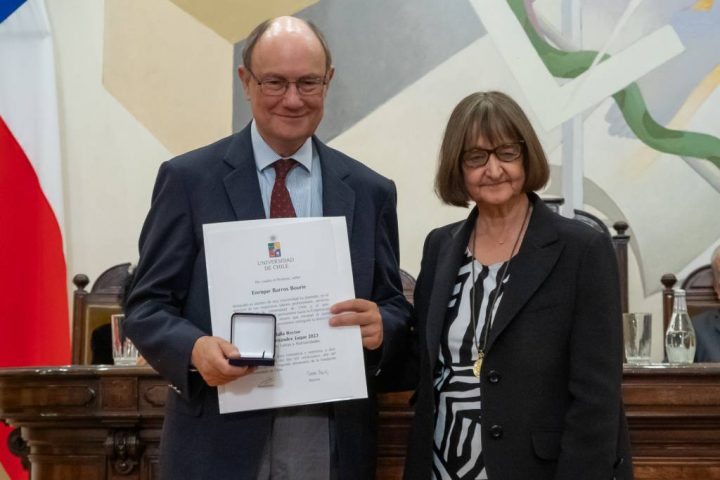 Dr. Enrique Barros Bourie (Consejero del CAM Santiago), recibe la Medalla Juvenal Hernández en la mención Artes, Letras y Humanidades en la Universidad de Chile